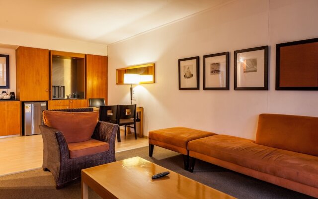 Island Club Hotel & Apartments