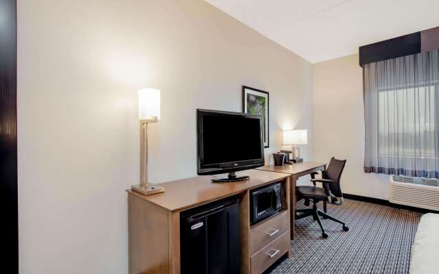 La Quinta Inn & Suites by Wyndham Baltimore BWI Airport