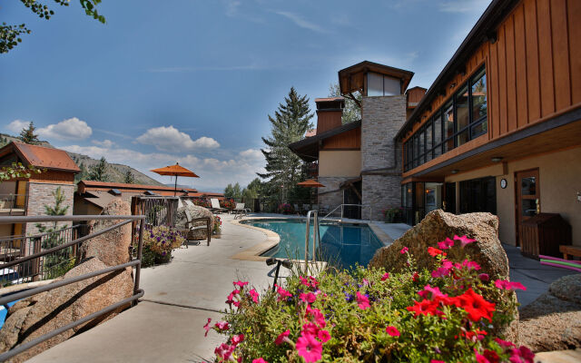 The Crestwood Condominiums