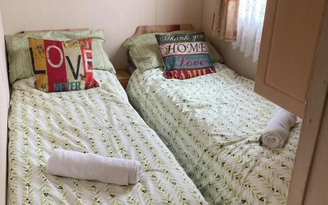 Cozy Camber Caravan 3 Bedroom Retreat With Decking
