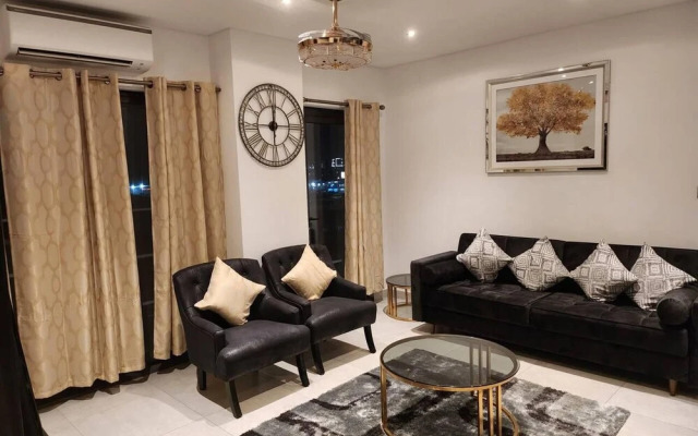 Luxurious & Comfy Gem-5 Star Location-pools, Gym!