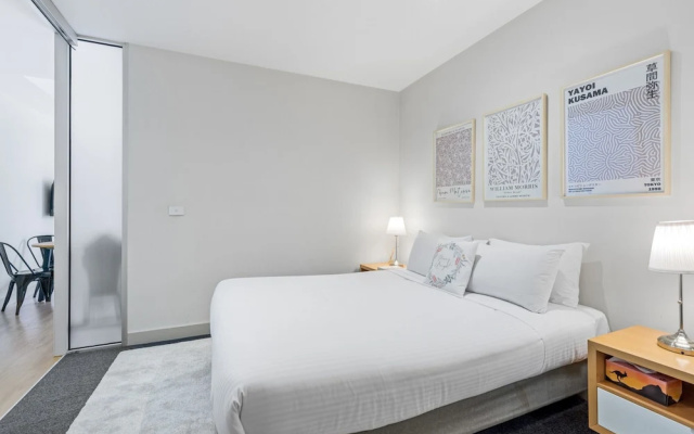 Sophisticated CBD 2-bed Apartment by Yarra River – Guest Rooms – Melbourne