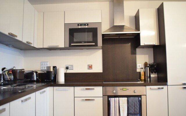 Modern 2 Bed Flat With Balcony in Canada Water