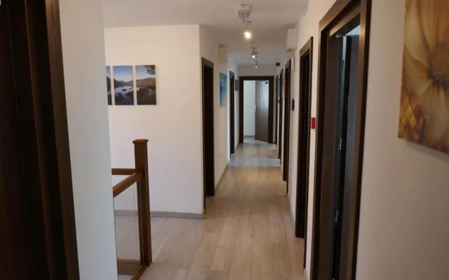 Immaculate 12-bed House Good Amenities in Wigan