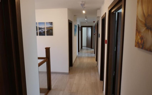 Immaculate 12-bed House Good Amenities in Wigan