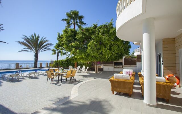 Sunset Beachfront Villa Meneou