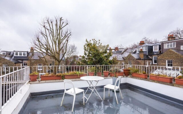 Spacious 3 Bedroom Home in North London W/terrace