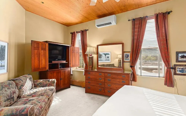 Independence Square 308 Top Floor Hotel Room with Ideal Downtown Location