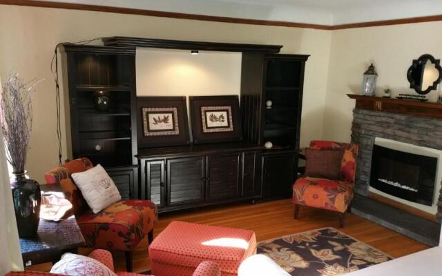 Modern❤️Smart Craftsman HDTV Keurig AC❤of Downtown