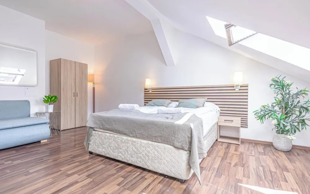 Stylish 3BR Apt With Balcony City Center