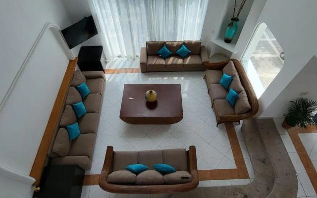 Heated Pool & Chef with Full Staff Included - 30 guest