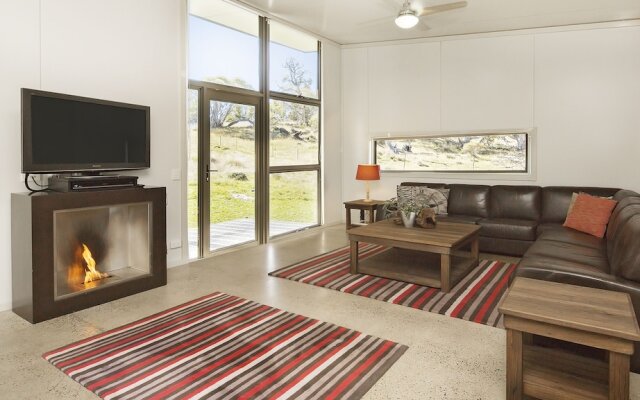 Ecocrackenback 12 'Sustainable, luxurious chalet close to the slopes.'