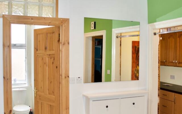 Cosy Two Bedroom Flat In Polwarth