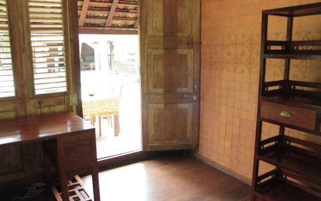 Thai Teak House Garden Homestay