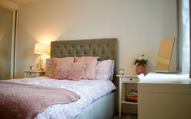 Lovely Spacious 2 Bedroom Flat by the Meadows
