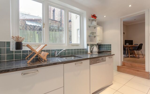 Bright Garden Flat in North London