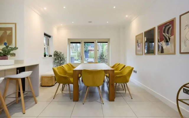 The Ascot Escape - Stylish 4bdr With Courtyard