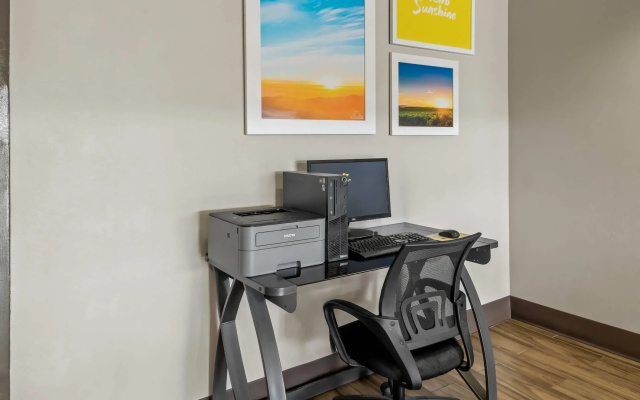 Days Inn & Suites by Wyndham DeSoto