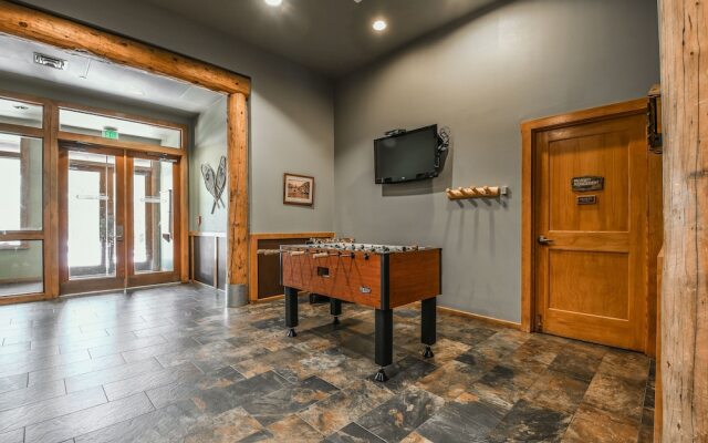 Arapahoe Lodge #8102 by Summit County Mountain Retreats