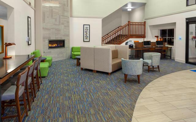 Holiday Inn Express & Suites Interstate 90, an IHG Hotel