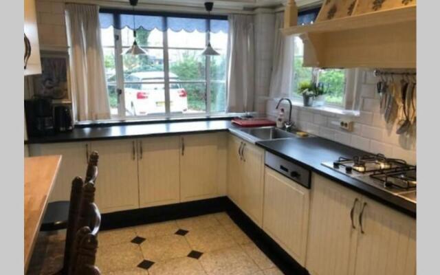 Vrijstaande rietgedekte villa nabij uitvalswegen