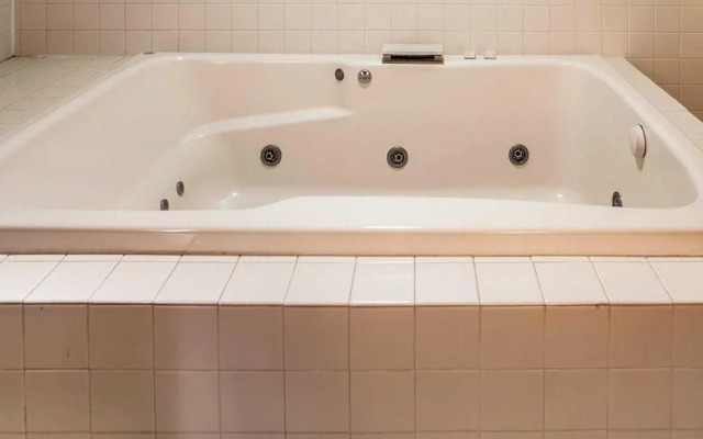 Econo Lodge Inn & Suites Outlet Village