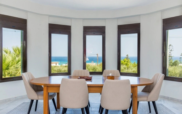 Stylish Villa, Private Pool, Large Garden, sea View, En-suite Bathrooms