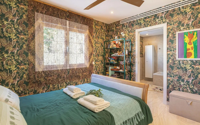 Luxury Family Escape Golf & Pool Retreat
