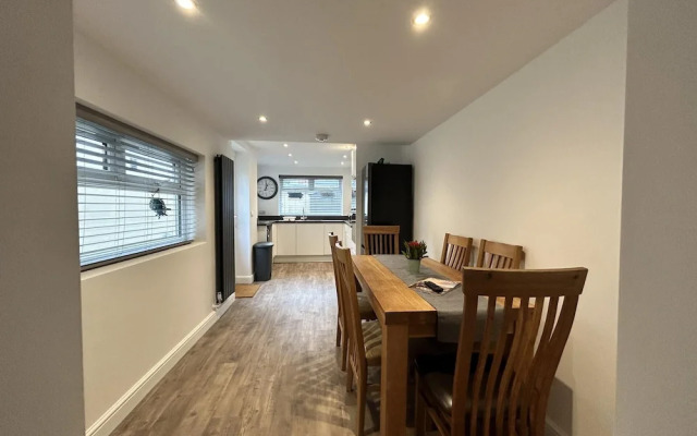 House - Sleeps 6, Pet Friendly & Courtyard