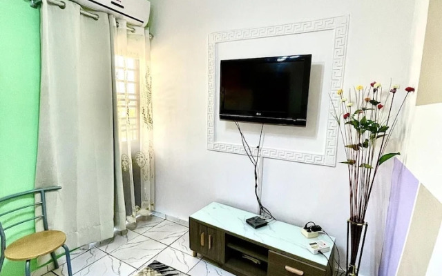 1 Bed Studio Sleeps 2 - Secure Parking, Central