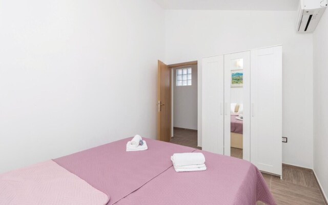 Stunning Home in Zdrelac With Wifi and 2 Bedrooms