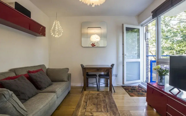 Recently Renovated 2BR Flat in South East London