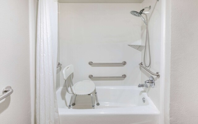 Days Inn And Suites Huntsville