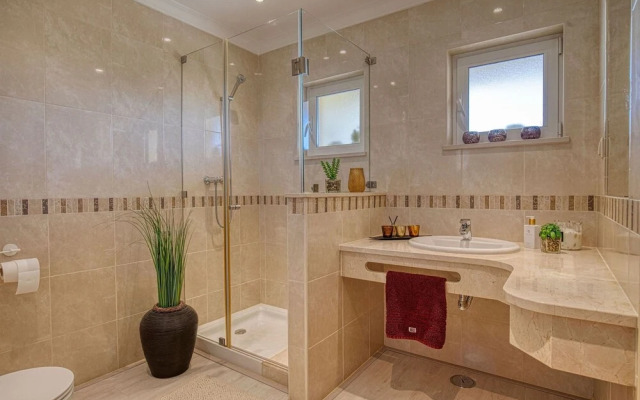 7 Boa Nova Immaculately Presented TWO Storey TOW