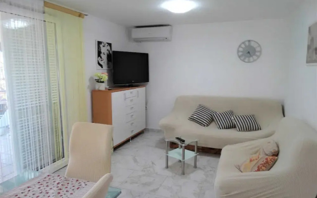 Selce Shorefront Apartment With Balcony and Sea View