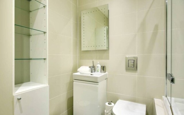 Stylish 2 bed 3 Storey House With Mezzanine