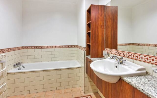 QV Stunning Waterfront Apartment - 378