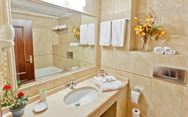Kouros Hotel