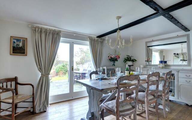 Stunning Holiday Home in Robertsbridge with Private Garden