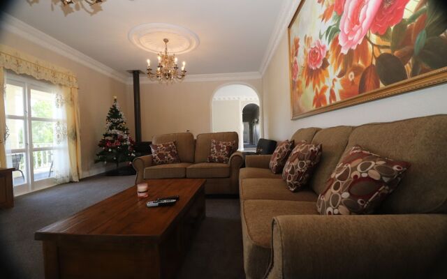 Luxury 3Brm Mannor in Temple View