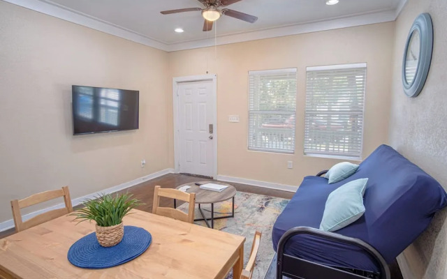 Fabulous Newly Renovated 1br/1ba Near Downtown
