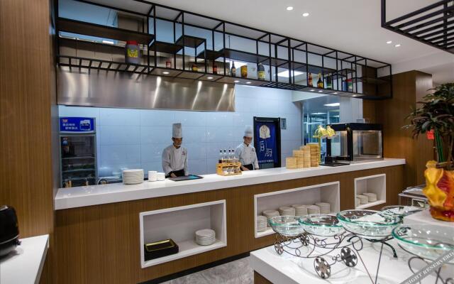 Saint Met Hotel (Zhengzhou Convention and Exhibition Center)