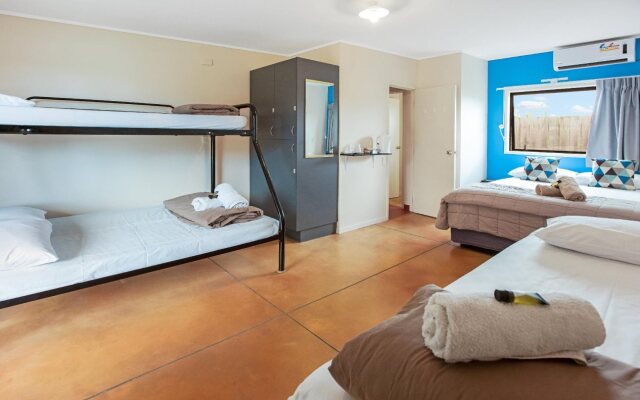 Beachcomber Lodge & Backpacker