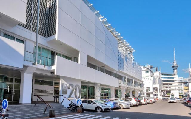 Stunning Harbour & City View Studio