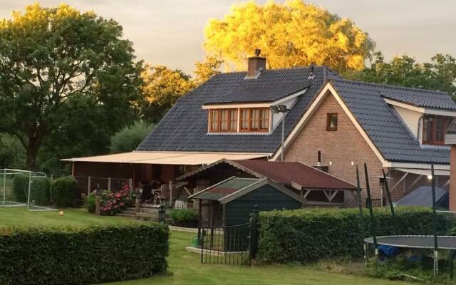 Lavish Holiday Home in Loosdrecht with Hot Tub