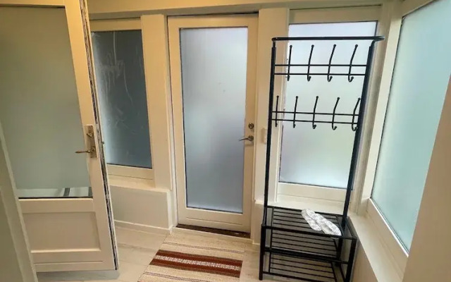 Cozy Backhouse With Large Private Garden