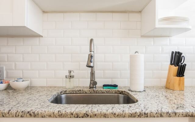 SoHo 2 BR with Parking and WiFi by Frontdesk