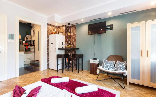 Riverbank Apartment At Parliament