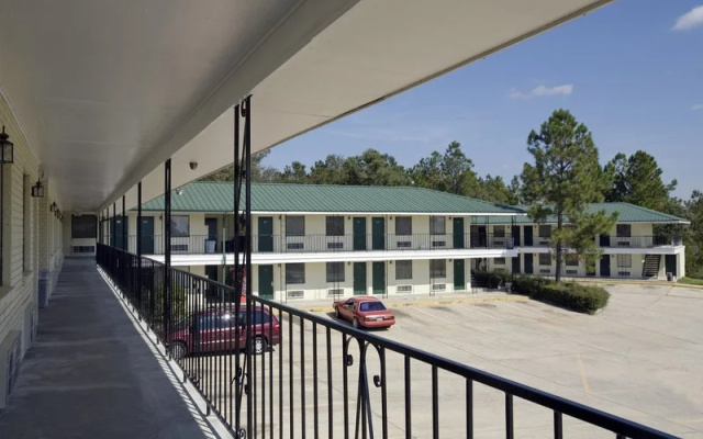 Super 8 Picayune