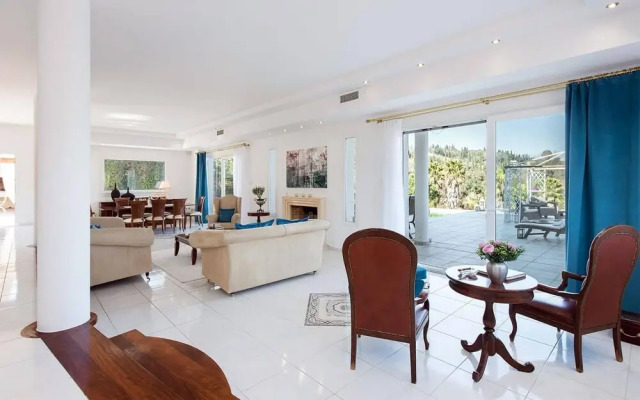 Villa Noulia With 4 Bedrooms and 2 Bathrooms